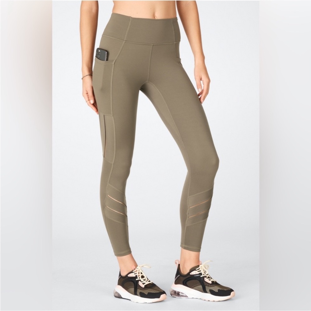 J156 Fabletics Anywhere High Waisted Moto 7/8 In Grizzly